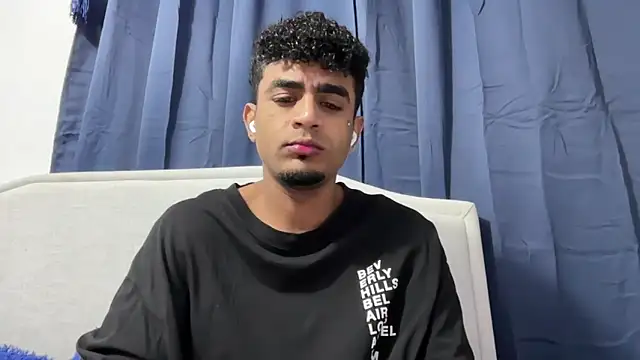 Snapshot of dominic_brandd23 chatting on 10/22/25, 09:09 dominic brandd23 online show from 10/22/25, 09:09