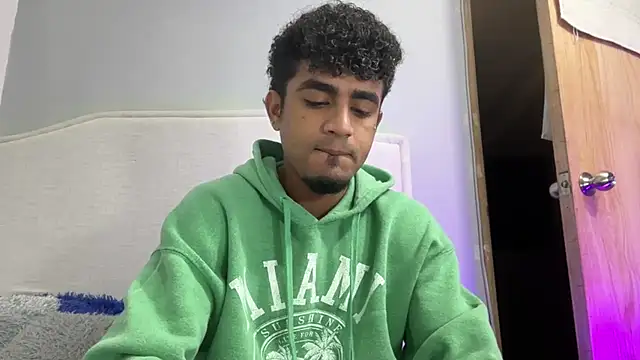 Snapshot of dominic_brandd23 chatting on 11/11/25, 08:14 dominic brandd23 online show from 11/11/25, 08:14