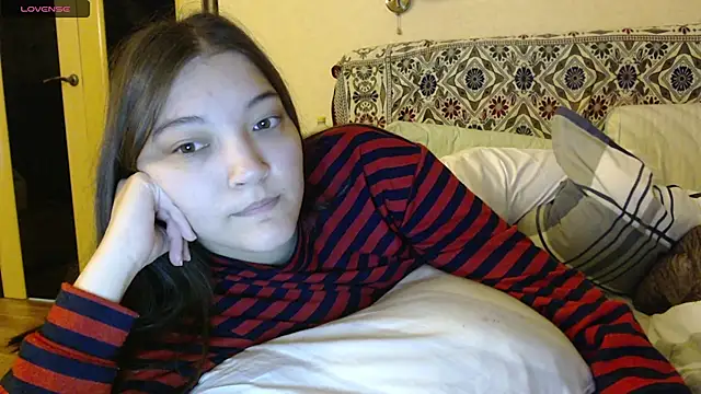 Snapshot of AlisaDevis chatting on 10/19/25, 03:01 AlisaDevis online show from 10/19/25, 03:01