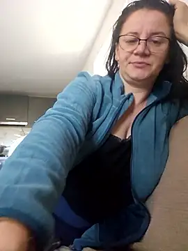 Snapshot of KristenVega chatting on 10/29/25, 08:16 KristenVega online show from 10/29/25, 08:16