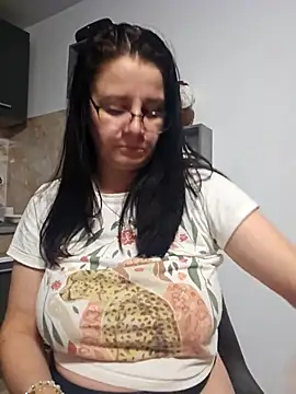 Snapshot of KristenVega chatting on 11/04/25, 09:03 KristenVega online show from 11/04/25, 09:03