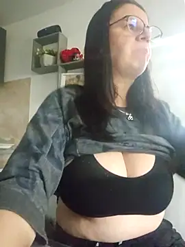 Snapshot of KristenVega chatting on 11/05/25, 09:09 KristenVega online show from 11/05/25, 09:09