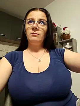 Snapshot of KristenVega chatting on 11/07/25, 05:24 KristenVega online show from 11/07/25, 05:24