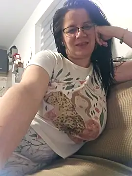 Snapshot of KristenVega chatting on 11/17/25, 07:52 KristenVega online show from 11/17/25, 07:52