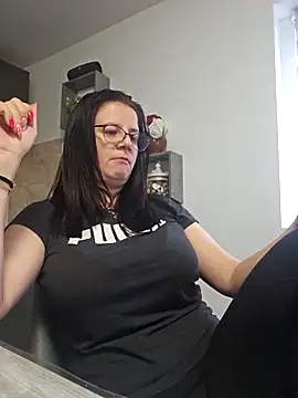 Snapshot of KristenVega chatting on 11/21/25, 09:30 KristenVega online show from 11/21/25, 09:30