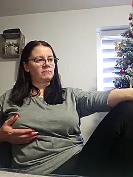 Snapshot of KristenVega chatting on 12/04/25, 10:35 KristenVega online show from 12/04/25, 10:35