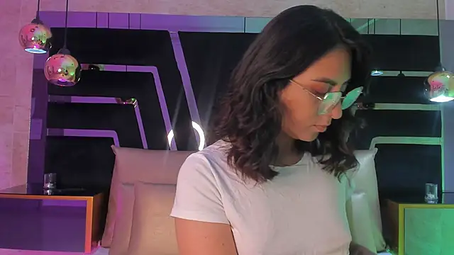 DaraBeckett online show from 10/19/25, 11:44