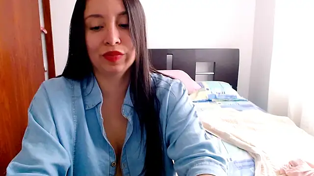 Snapshot of emely_sexx20 chatting on 01/01/25, 07:43 emely sexx20 online show from 01/01/25, 07:43