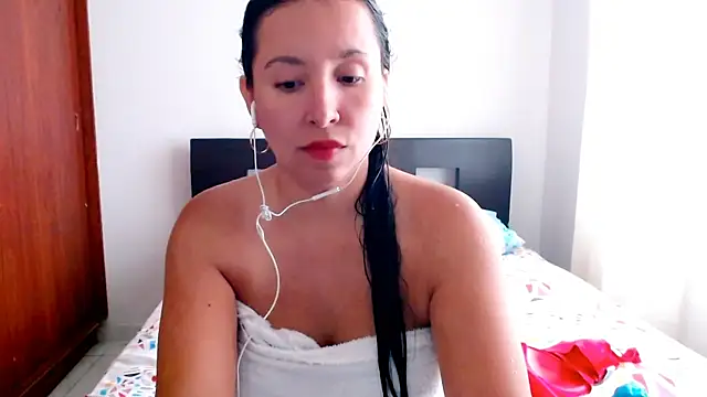 Snapshot of emely_sexx20 chatting on 02/12/25, 02:32 emely sexx20 online show from 02/12/25, 02:32