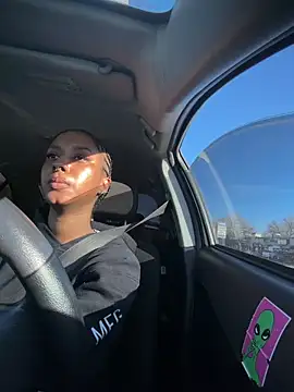 Snapshot of Your_Paris chatting on 10/28/25, 08:44 Your Paris online show from 10/28/25, 08:44