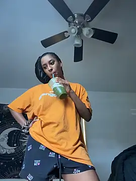 Snapshot of Your_Paris chatting on 11/12/25, 02:17 Your Paris online show from 11/12/25, 02:17