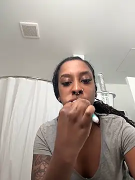 Snapshot of Your_Paris chatting on 11/21/25, 04:38 Your Paris online show from 11/21/25, 04:38