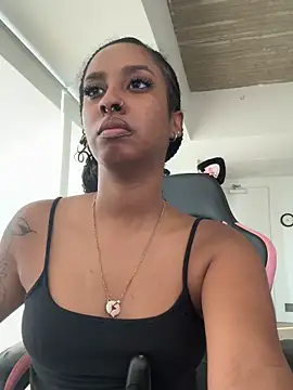 Snapshot of Your_Paris chatting on 11/25/25, 04:40 Your Paris online show from 11/25/25, 04:40