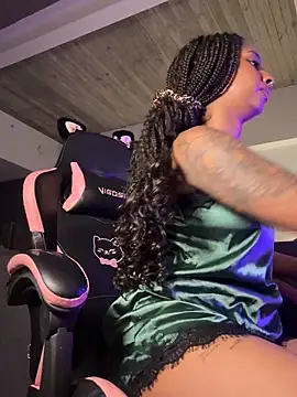 Snapshot of Your_Paris chatting on 11/26/25, 04:46 Your Paris online show from 11/26/25, 04:46