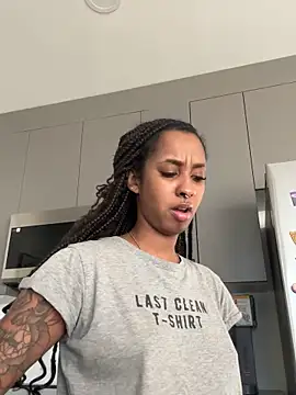 Snapshot of Your_Paris chatting on 11/30/25, 08:24 Your Paris online show from 11/30/25, 08:24