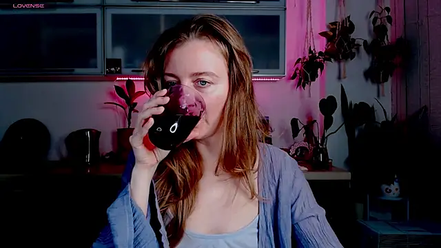 Snapshot of Elly_Helly chatting on 11/17/25, 08:47 Elly Helly online show from 11/17/25, 08:47