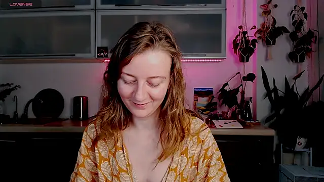 Snapshot of Elly_Helly chatting on 12/14/25, 08:46 Elly Helly online show from 12/14/25, 08:46