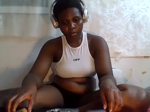 Snapshot of queenzuena chatting on 07/14/26, 09:42 queenzuena online show from 07/14/26, 09:42