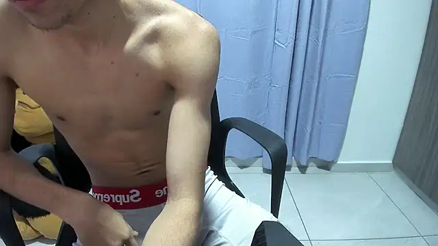 Snapshot of isaaclatino chatting on 10/15/25, 06:24 isaaclatino online show from 10/15/25, 06:24