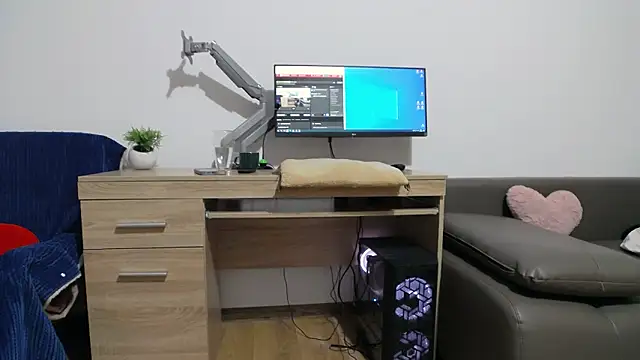 Snapshot of KarlyGray10 chatting on 12/10/24, 05:17 KarlyGray10 online show from 12/10/24, 05:17