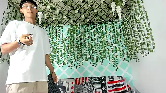 oliverhot2005 online show from 03/17/25, 07:37