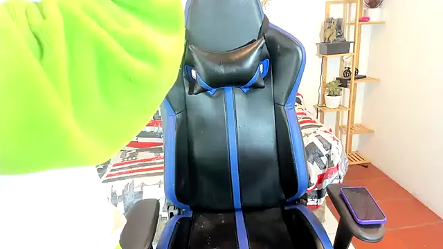 oliverhot2005 online show from 10/21/25, 04:57