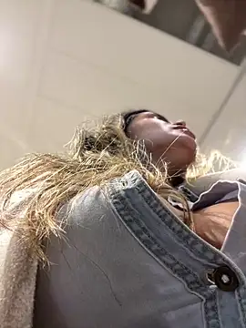 Snapshot of melanny10 chatting on 12/10/24, 01:11 melanny10 online show from 12/10/24, 01:11