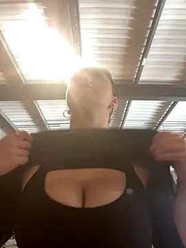 Snapshot of Luccreccia_ chatting on 10/12/25, 08:24 Luccreccia  online show from 10/12/25, 08:24