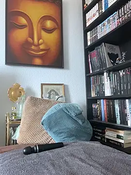 Snapshot of Luccreccia_ chatting on 10/20/25, 08:26 Luccreccia  online show from 10/20/25, 08:26