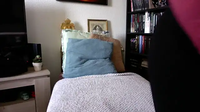 Snapshot of Luccreccia_ chatting on 10/23/25, 08:46 Luccreccia  online show from 10/23/25, 08:46