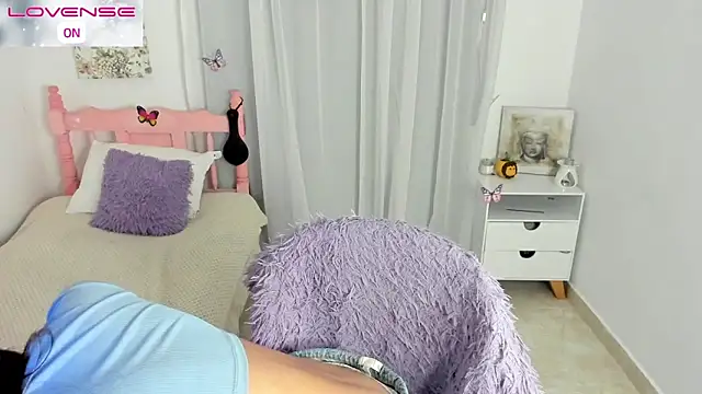 Snapshot of cute_roxy chatting on 10/21/25, 01:28 cute roxy online show from 10/21/25, 01:28