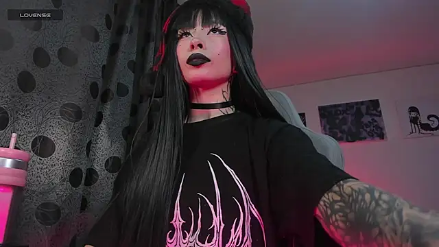 Snapshot of satanbabee chatting on 12/20/25, 12:07 satanbabee online show from 12/20/25, 12:07