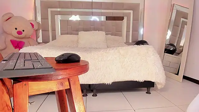 Nicolle foxy online show from 12/23/24, 11:49