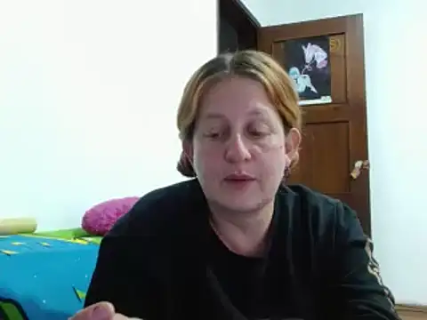 Snapshot of ViioletaMora chatting on 12/18/25, 08:09 ViioletaMora online show from 12/18/25, 08:09