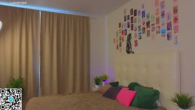 oliviabr0wn0 online show from 10/18/25, 02:14