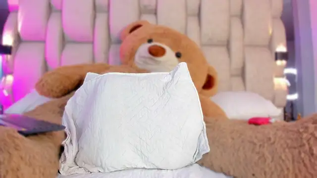 Snapshot of _LauraTaylor_ chatting on 10/28/25, 07:49  LauraTaylor  online show from 10/28/25, 07:49