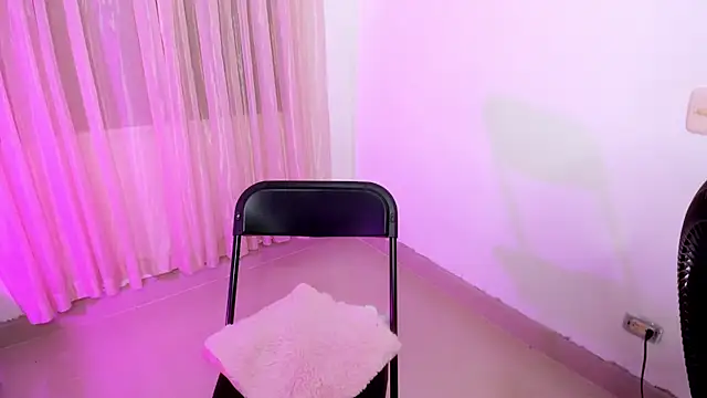 Snapshot of vale_kross chatting on 10/25/25, 03:07 vale kross online show from 10/25/25, 03:07