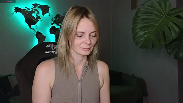 Snapshot of Sam_Klaus chatting on 10/13/25, 09:48 Sam Klaus online show from 10/13/25, 09:48