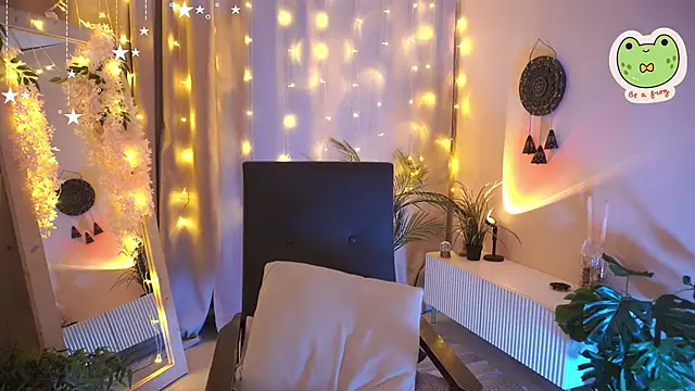 Snapshot of Sarah_Son chatting on 10/14/25, 05:41 Sarah Son online show from 10/14/25, 05:41