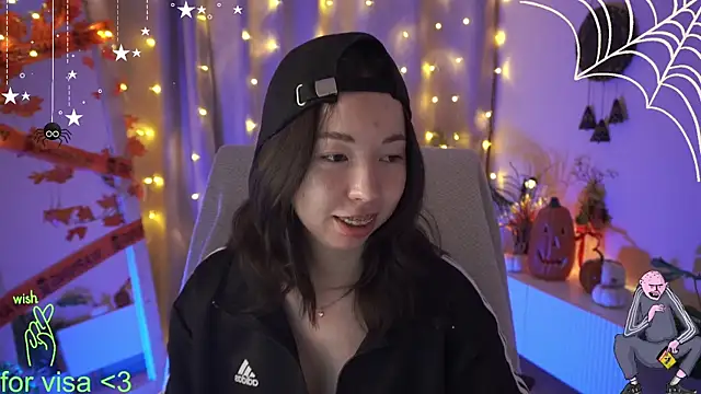 Snapshot of Sarah_Son chatting on 10/29/25, 05:42 Sarah Son online show from 10/29/25, 05:42