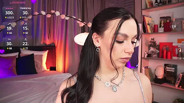 Snapshot of LunaNight chatting on 03/01/25, 08:21 LunaNight online show from 03/01/25, 08:21