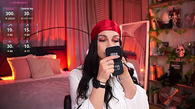 Snapshot of LunaNight chatting on 11/01/25, 08:33 LunaNight online show from 11/01/25, 08:33