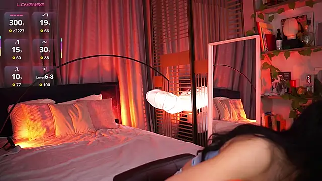 Snapshot of LunaNight chatting on 11/09/25, 08:40 LunaNight online show from 11/09/25, 08:40