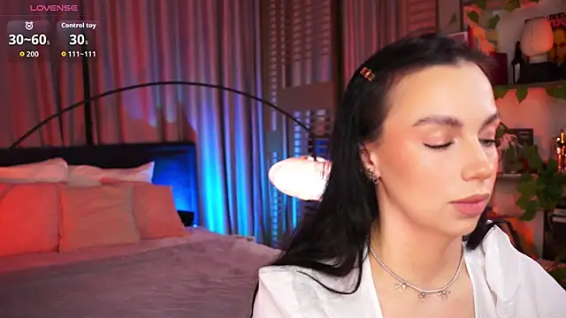 Snapshot of LunaNight chatting on 11/17/25, 08:47 LunaNight online show from 11/17/25, 08:47