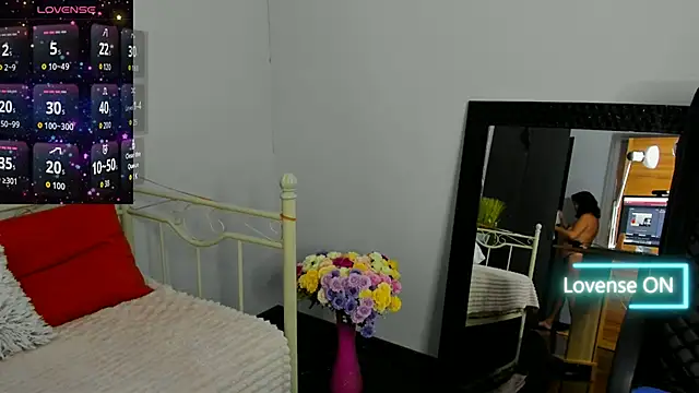 Snapshot of Julia_Dean chatting on 11/08/25, 12:05 Julia Dean online show from 11/08/25, 12:05