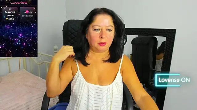 Snapshot of Julia_Dean chatting on 11/15/25, 12:56 Julia Dean online show from 11/15/25, 12:56