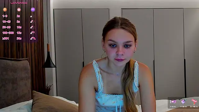 Snapshot of Molly_sweetie chatting on 09/29/25, 06:07 Molly sweetie online show from 09/29/25, 06:07