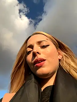 Snapshot of LoraaDoll chatting on 10/18/25, 01:12 LoraaDoll online show from 10/18/25, 01:12