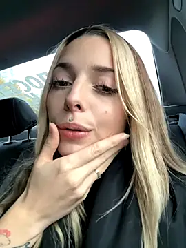 Snapshot of LoraaDoll chatting on 10/20/25, 02:17 LoraaDoll online show from 10/20/25, 02:17