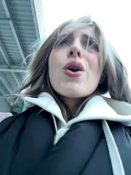 Snapshot of LoraaDoll chatting on 10/27/25, 01:48 LoraaDoll online show from 10/27/25, 01:48